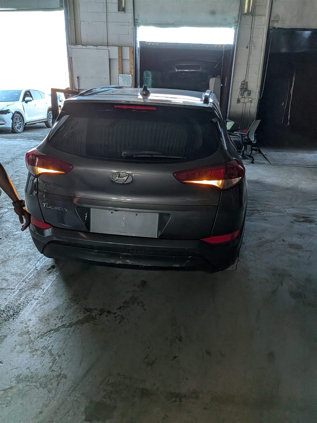 Hyundai Tucson reçu dans l'entrepôt de BOUBERE CARGO avant son expédition par conteneur