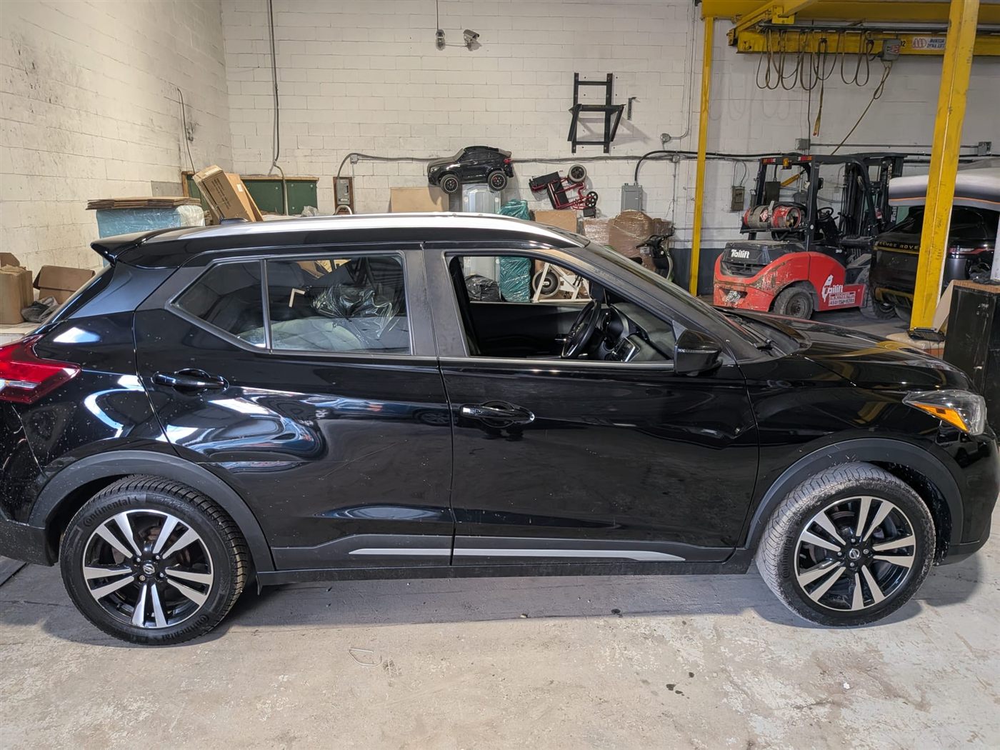 Nissan Kicks noir préparé dans l'entrepôt de BOUBERE CARGO avant son expédition vers la Guinée